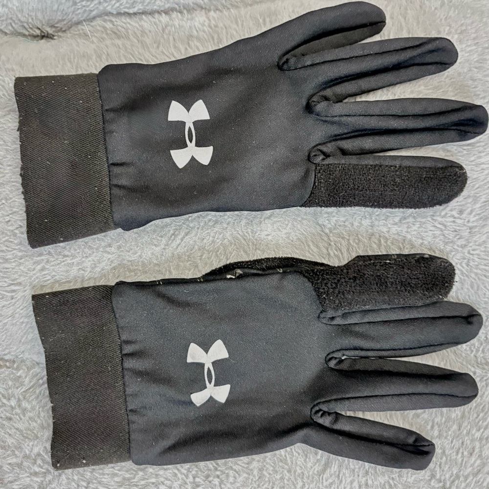 Women’s Under Armour Coldgear Gloves with White Logo and rubber grips